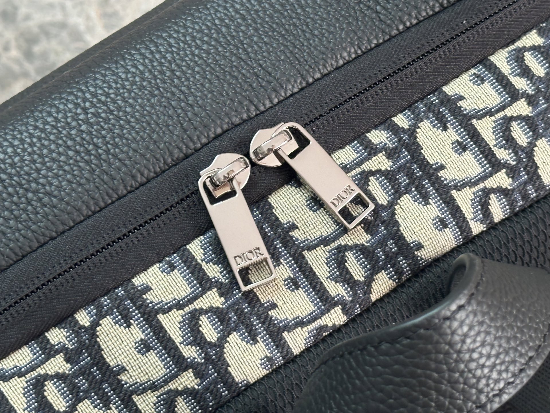 Dior 高仿Oblique老花後背包上蓋設計雙側口袋款| 9 Dior 高仿Oblique老花後背包上蓋設計雙側口袋款