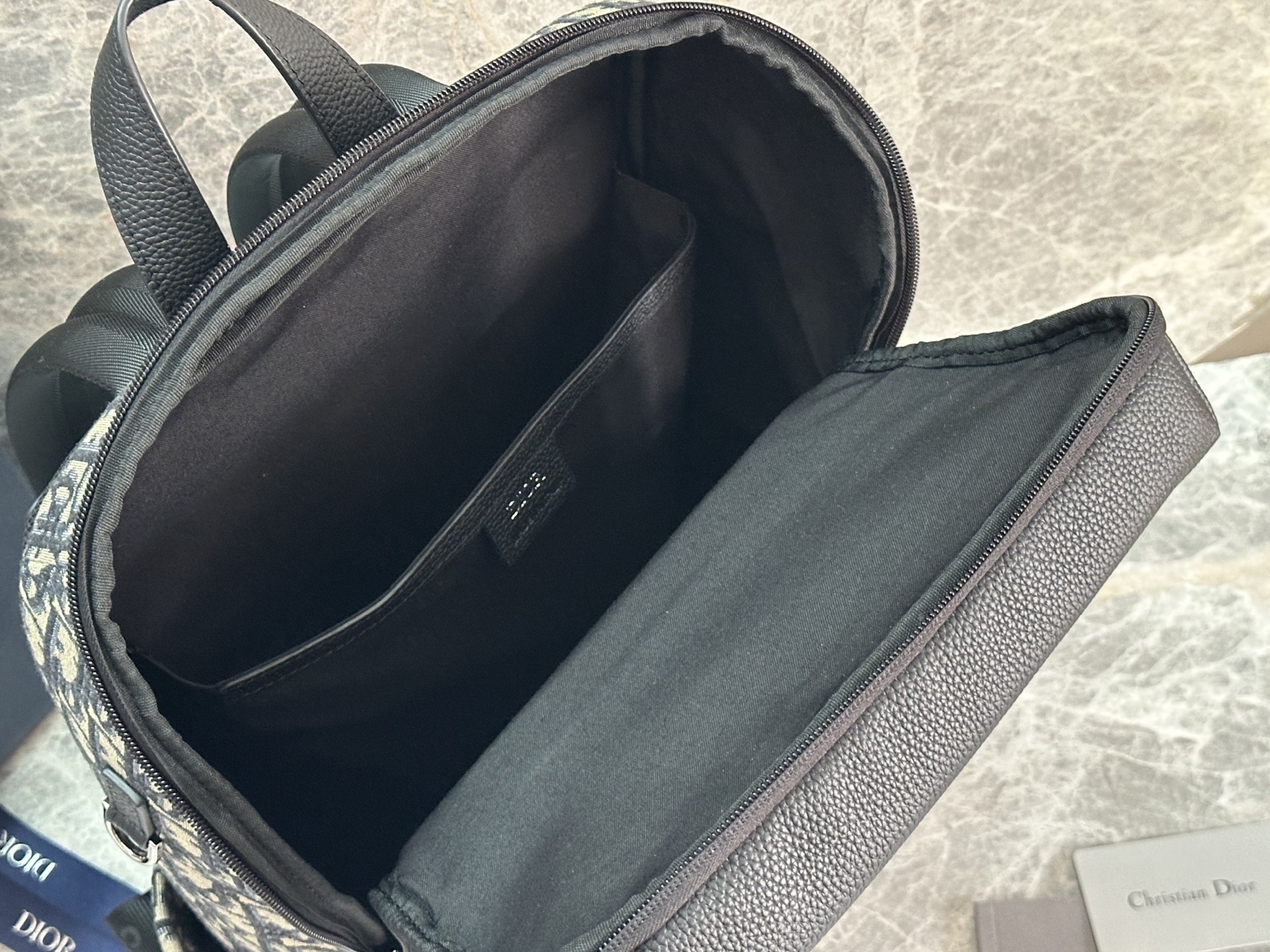 Dior 高仿Oblique老花後背包上蓋設計雙側口袋款| 7 Dior 高仿Oblique老花後背包上蓋設計雙側口袋款