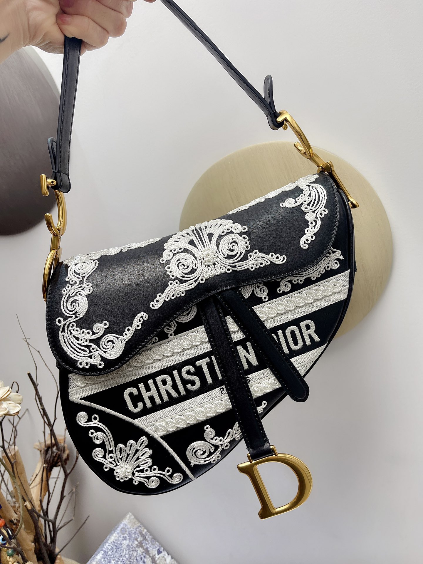 Dior 一比一馬鞍包黑白刺繡浮雕設計款 典藏感十足| 14 Dior 一比一馬鞍包黑白刺繡浮雕設計款 典藏感十足