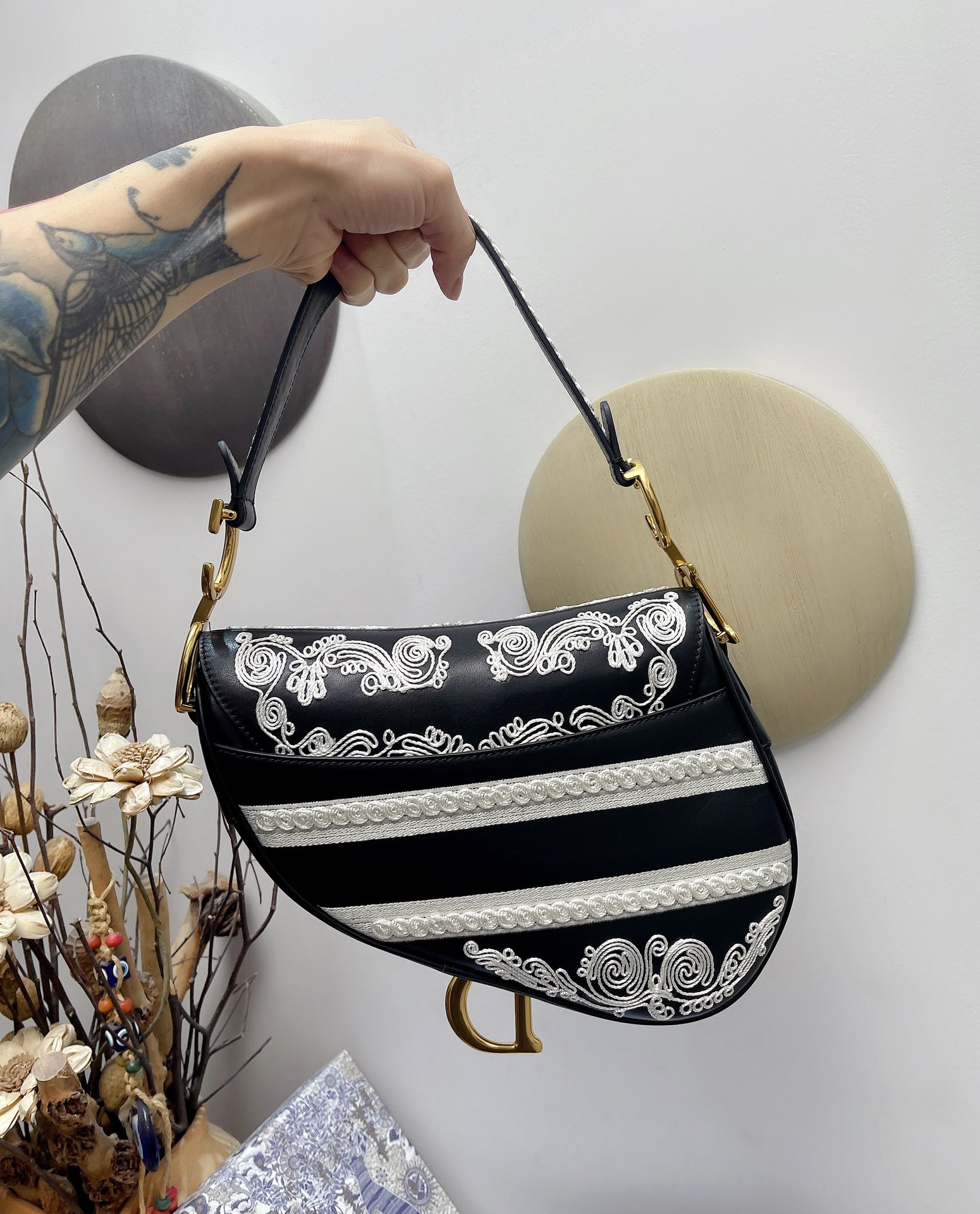 Dior 一比一馬鞍包黑白刺繡浮雕設計款 典藏感十足| 13 Dior 一比一馬鞍包黑白刺繡浮雕設計款 典藏感十足