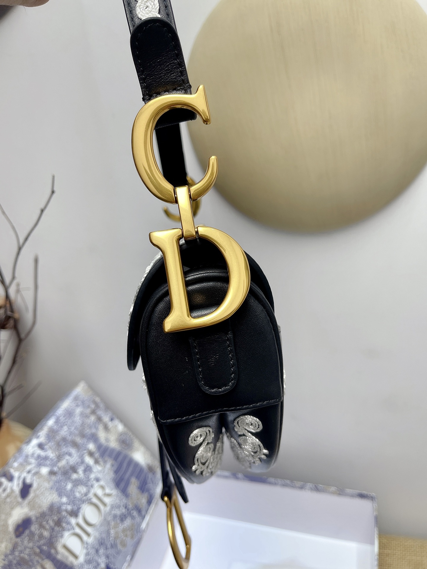 Dior 一比一馬鞍包黑白刺繡浮雕設計款 典藏感十足| 12 Dior 一比一馬鞍包黑白刺繡浮雕設計款 典藏感十足