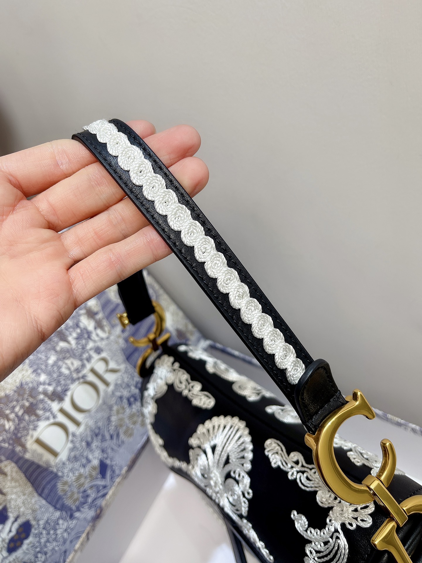 Dior 一比一馬鞍包黑白刺繡浮雕設計款 典藏感十足| 11 Dior 一比一馬鞍包黑白刺繡浮雕設計款 典藏感十足