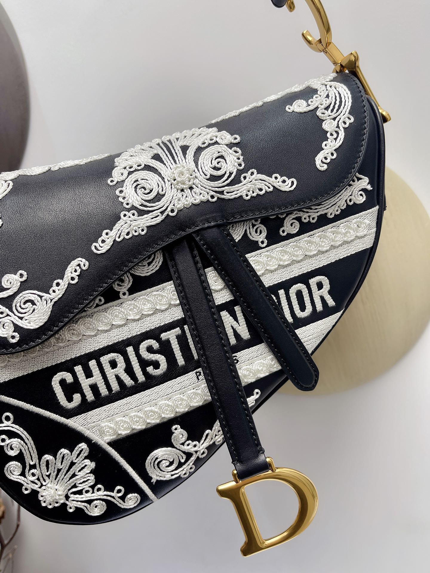 Dior 一比一馬鞍包黑白刺繡浮雕設計款 典藏感十足| 10 Dior 一比一馬鞍包黑白刺繡浮雕設計款 典藏感十足