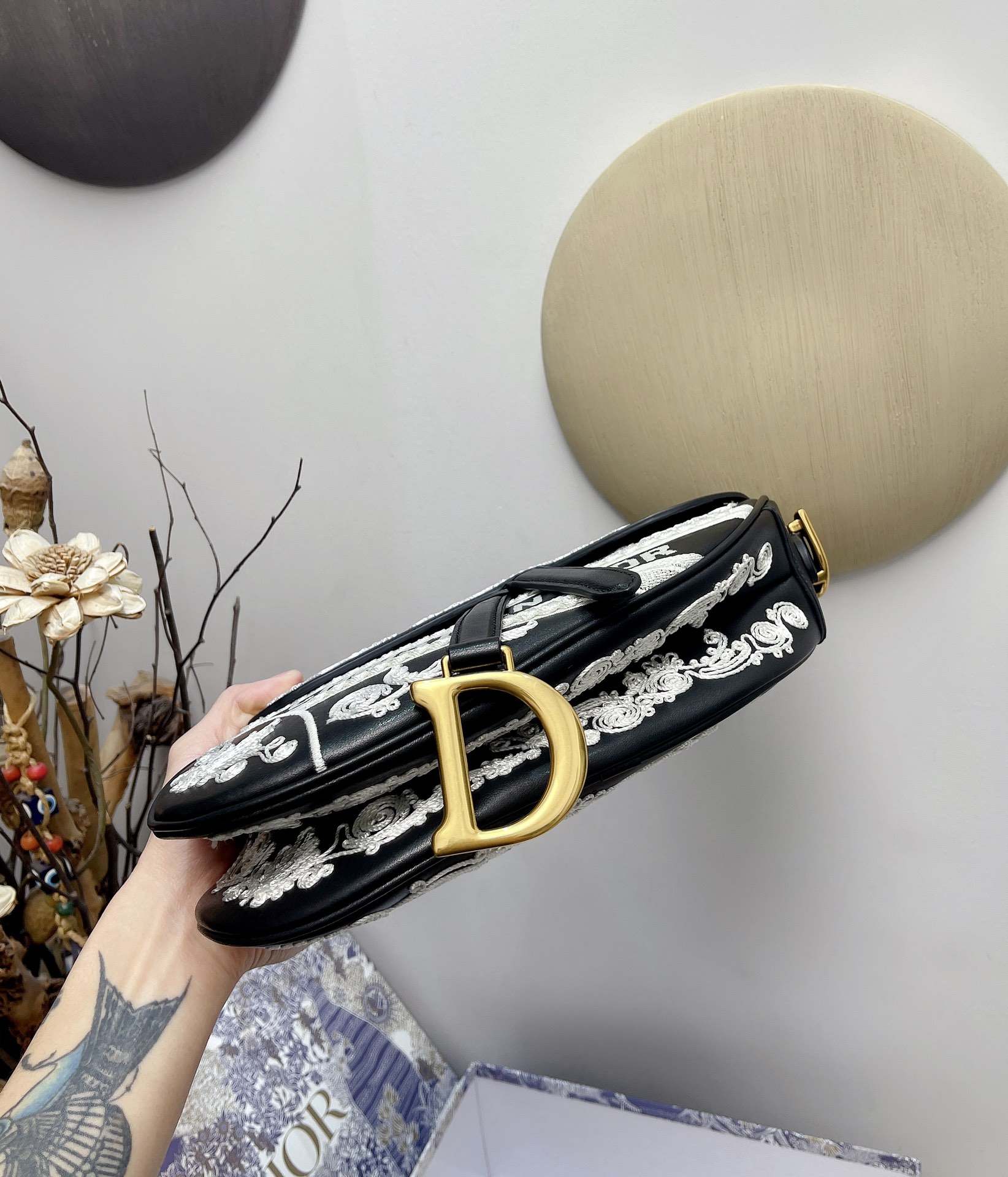 Dior 一比一馬鞍包黑白刺繡浮雕設計款 典藏感十足| 9 Dior 一比一馬鞍包黑白刺繡浮雕設計款 典藏感十足