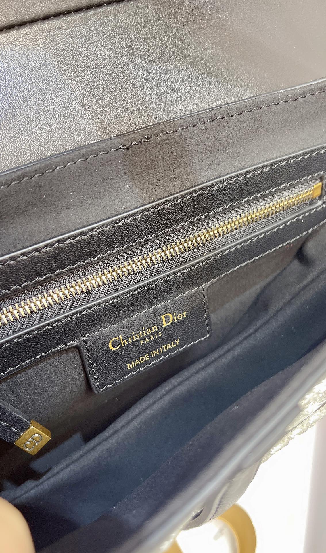 Dior 一比一馬鞍包黑白刺繡浮雕設計款 典藏感十足| 8 Dior 一比一馬鞍包黑白刺繡浮雕設計款 典藏感十足