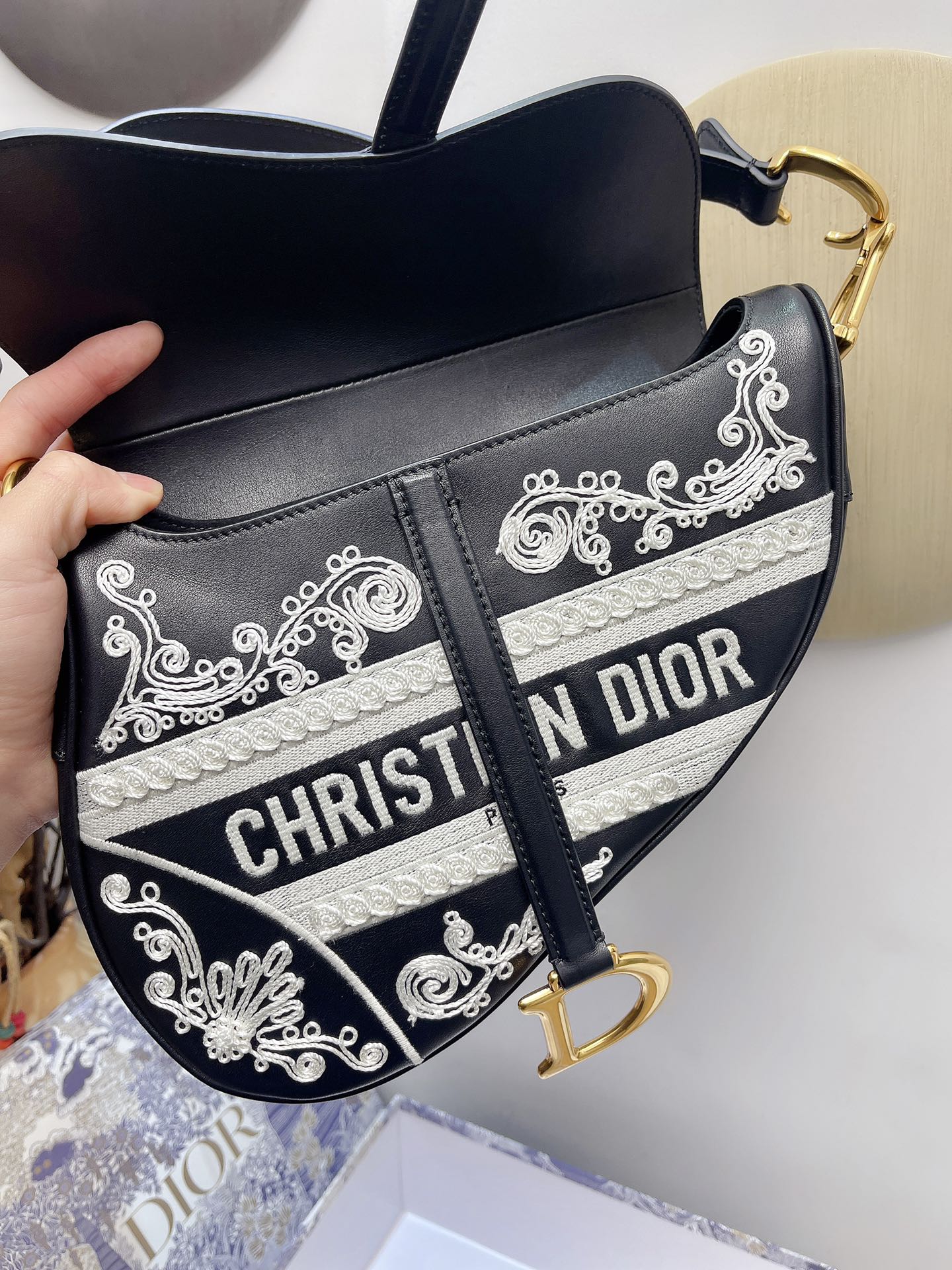 Dior 一比一馬鞍包黑白刺繡浮雕設計款 典藏感十足| 7 Dior 一比一馬鞍包黑白刺繡浮雕設計款 典藏感十足