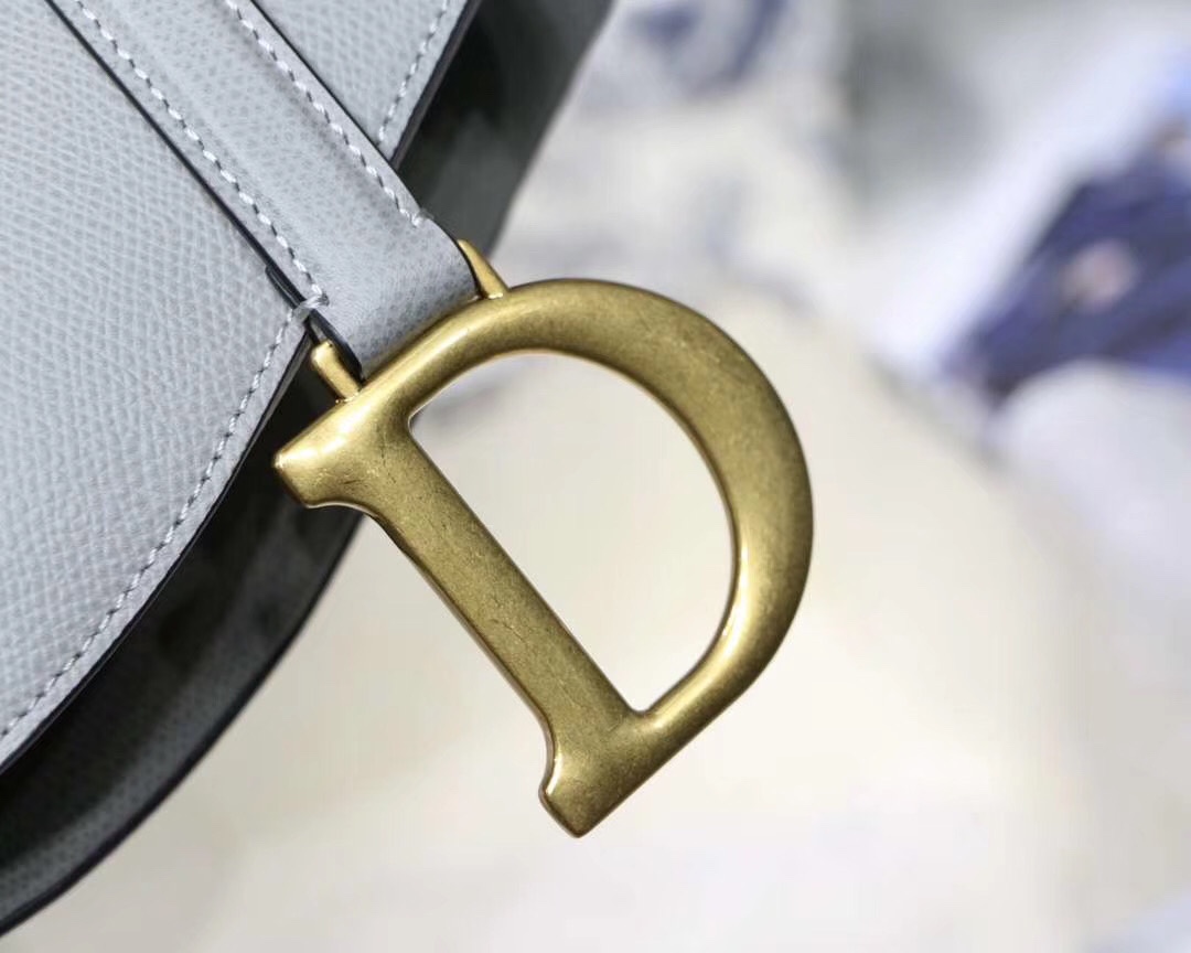 Dior 原單灰色馬鞍包全皮革素面金屬吊飾設計| 14 Dior 原單灰色馬鞍包全皮革素面金屬吊飾設計
