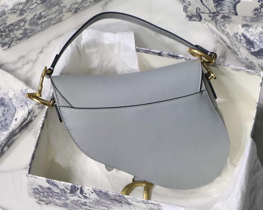 Dior 原單灰色馬鞍包全皮革素面金屬吊飾設計| 12 Dior 原單灰色馬鞍包全皮革素面金屬吊飾設計