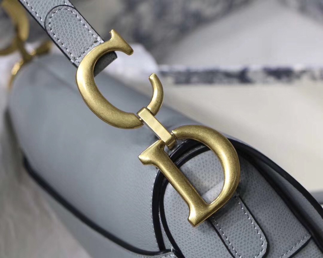 Dior 原單灰色馬鞍包全皮革素面金屬吊飾設計| 11 Dior 原單灰色馬鞍包全皮革素面金屬吊飾設計