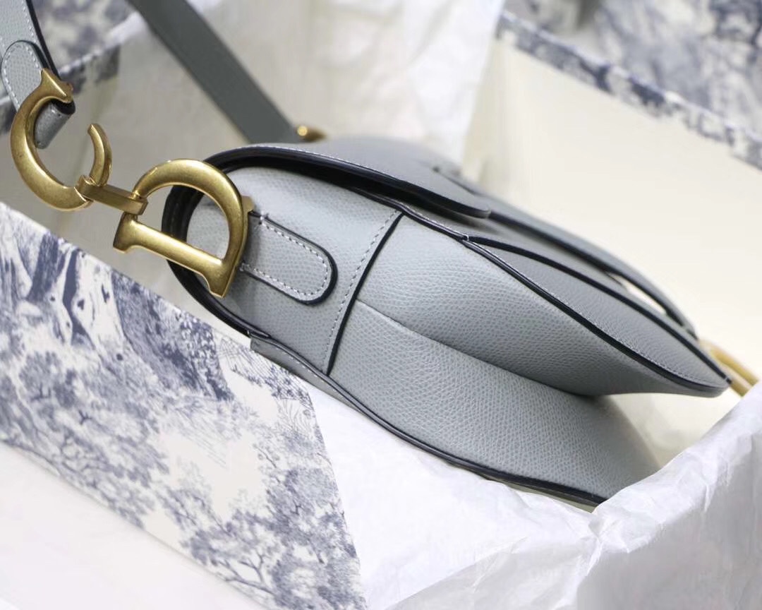Dior 原單灰色馬鞍包全皮革素面金屬吊飾設計| 10 Dior 原單灰色馬鞍包全皮革素面金屬吊飾設計