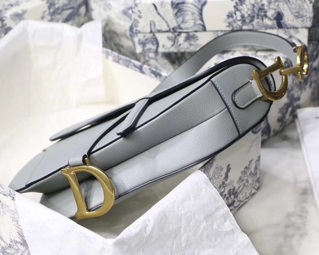 Dior 原單灰色馬鞍包全皮革素面金屬吊飾設計| 9 Dior 原單灰色馬鞍包全皮革素面金屬吊飾設計