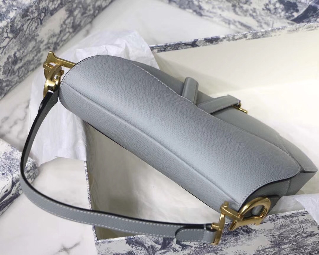 Dior 原單灰色馬鞍包全皮革素面金屬吊飾設計| 8 Dior 原單灰色馬鞍包全皮革素面金屬吊飾設計
