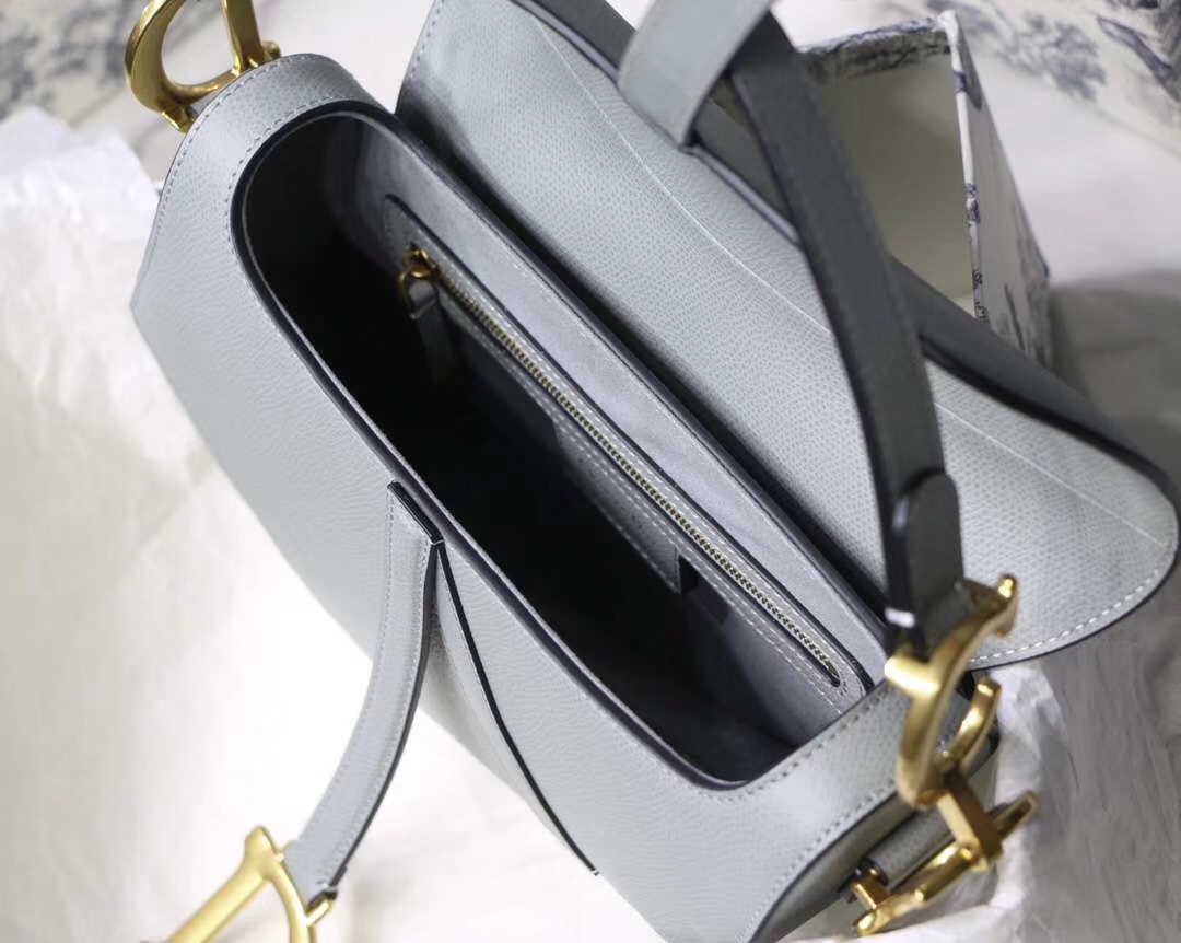Dior 原單灰色馬鞍包全皮革素面金屬吊飾設計| 7 Dior 原單灰色馬鞍包全皮革素面金屬吊飾設計