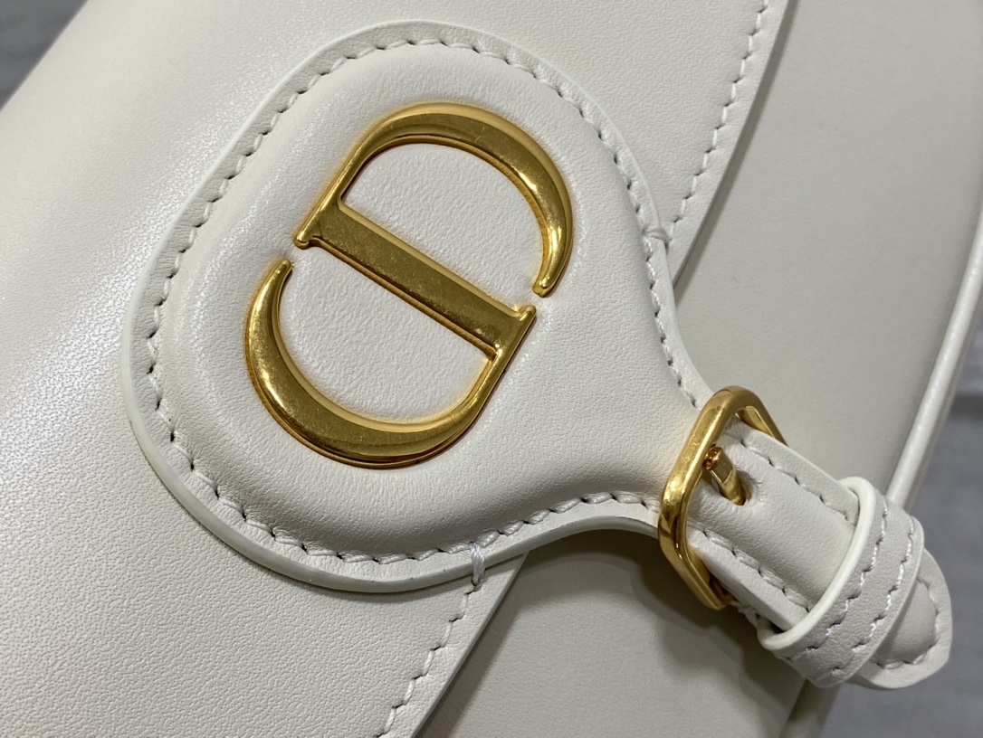 Dior 高仿CD Logo白色皮革Bobby半月包 氣質優雅通勤推薦| 13 Dior 高仿CD Logo白色皮革Bobby半月包 氣質優雅通勤推薦