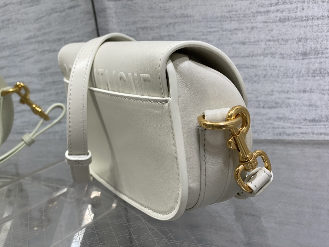Dior 高仿CD Logo白色皮革Bobby半月包 氣質優雅通勤推薦| 11 Dior 高仿CD Logo白色皮革Bobby半月包 氣質優雅通勤推薦