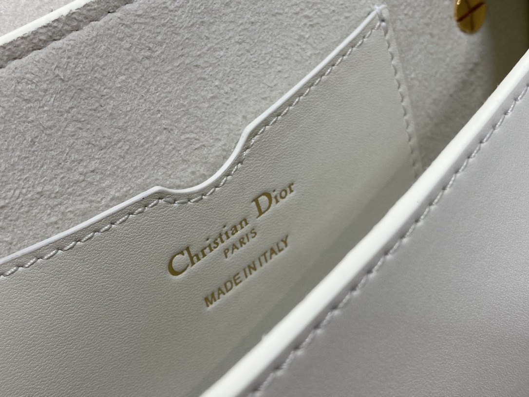 Dior 高仿CD Logo白色皮革Bobby半月包 氣質優雅通勤推薦| 7 Dior 高仿CD Logo白色皮革Bobby半月包 氣質優雅通勤推薦