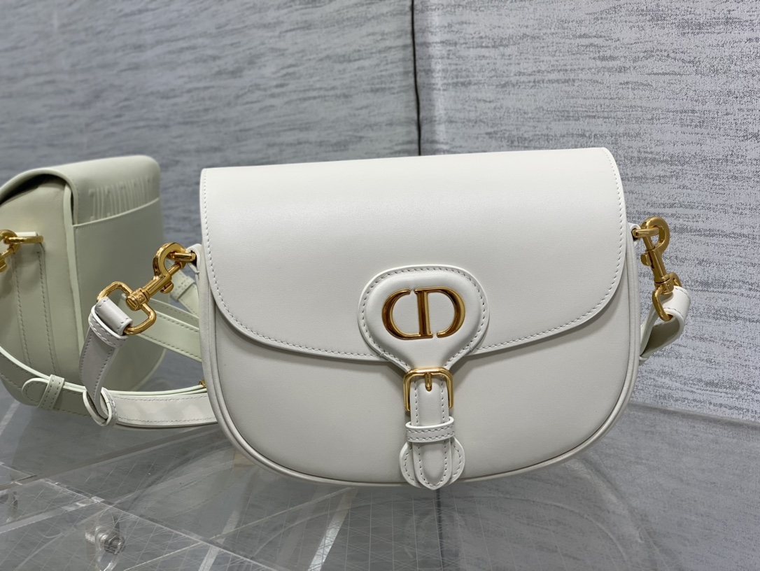 Dior 一比一白色CD Logo小型Bobby半月包 奢華金屬扣飾| 14 Dior 一比一白色CD Logo小型Bobby半月包 奢華金屬扣飾