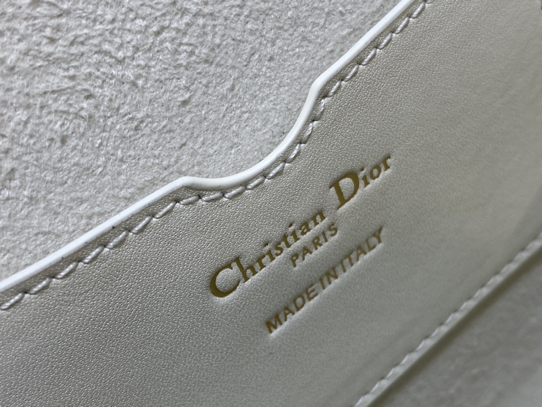 Dior 一比一白色CD Logo小型Bobby半月包 奢華金屬扣飾| 7 Dior 一比一白色CD Logo小型Bobby半月包 奢華金屬扣飾
