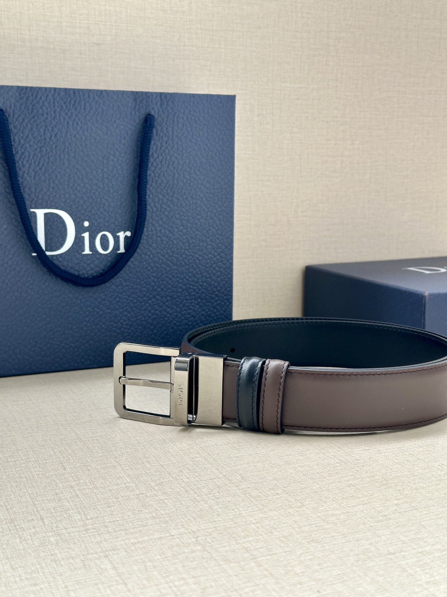 Dior 高仿男士雙面皮帶 簡約銀扣百搭款式| 10 Dior 高仿男士雙面皮帶 簡約銀扣百搭款式