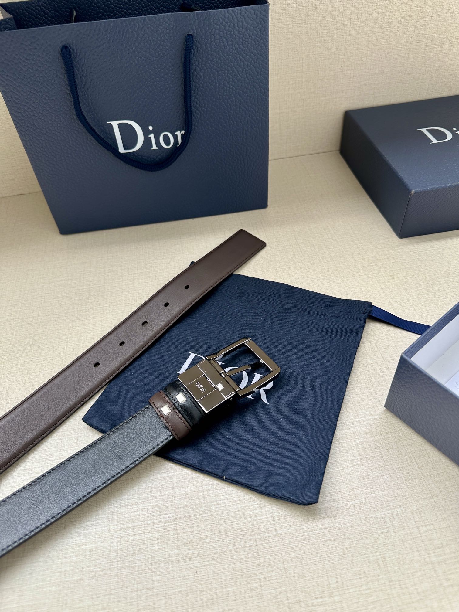 Dior 高仿男士雙面皮帶 簡約銀扣百搭款式| 8 Dior 高仿男士雙面皮帶 簡約銀扣百搭款式