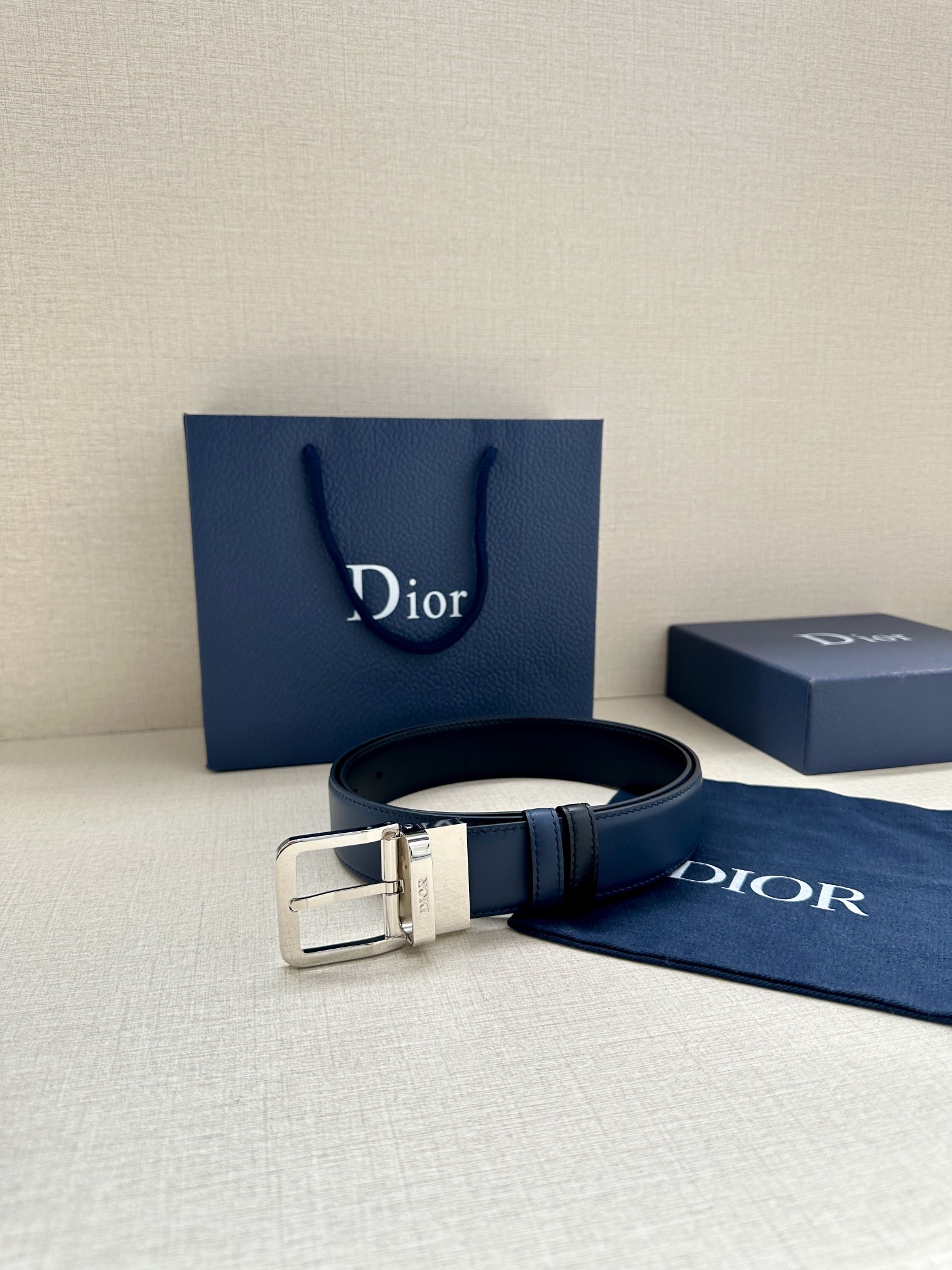 Dior高仿皮帶 男士藍色牛皮銀扣款 經典平頭造型正裝百搭| 10 Dior高仿皮帶 男士藍色牛皮銀扣款 經典平頭造型正裝百搭
