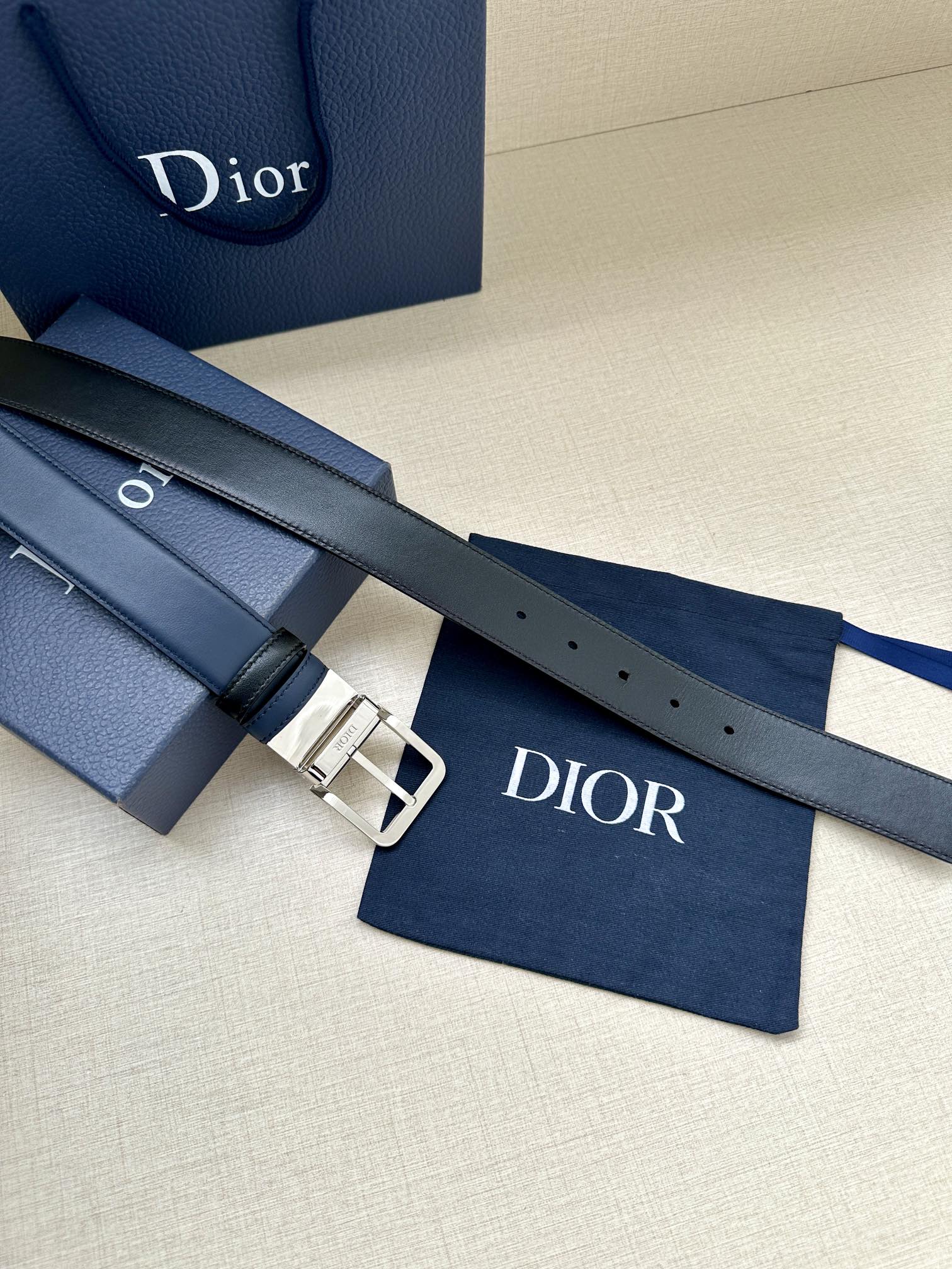 Dior高仿皮帶 男士藍色牛皮銀扣款 經典平頭造型正裝百搭| 8 Dior高仿皮帶 男士藍色牛皮銀扣款 經典平頭造型正裝百搭