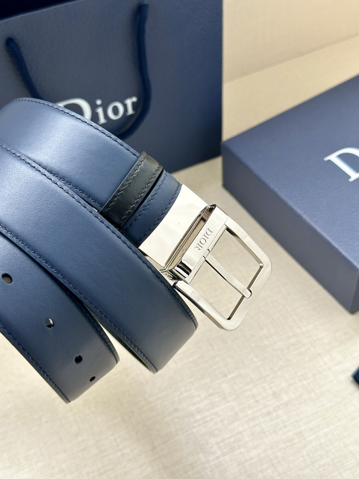 Dior高仿皮帶 男士藍色牛皮銀扣款 經典平頭造型正裝百搭| 7 Dior高仿皮帶 男士藍色牛皮銀扣款 經典平頭造型正裝百搭