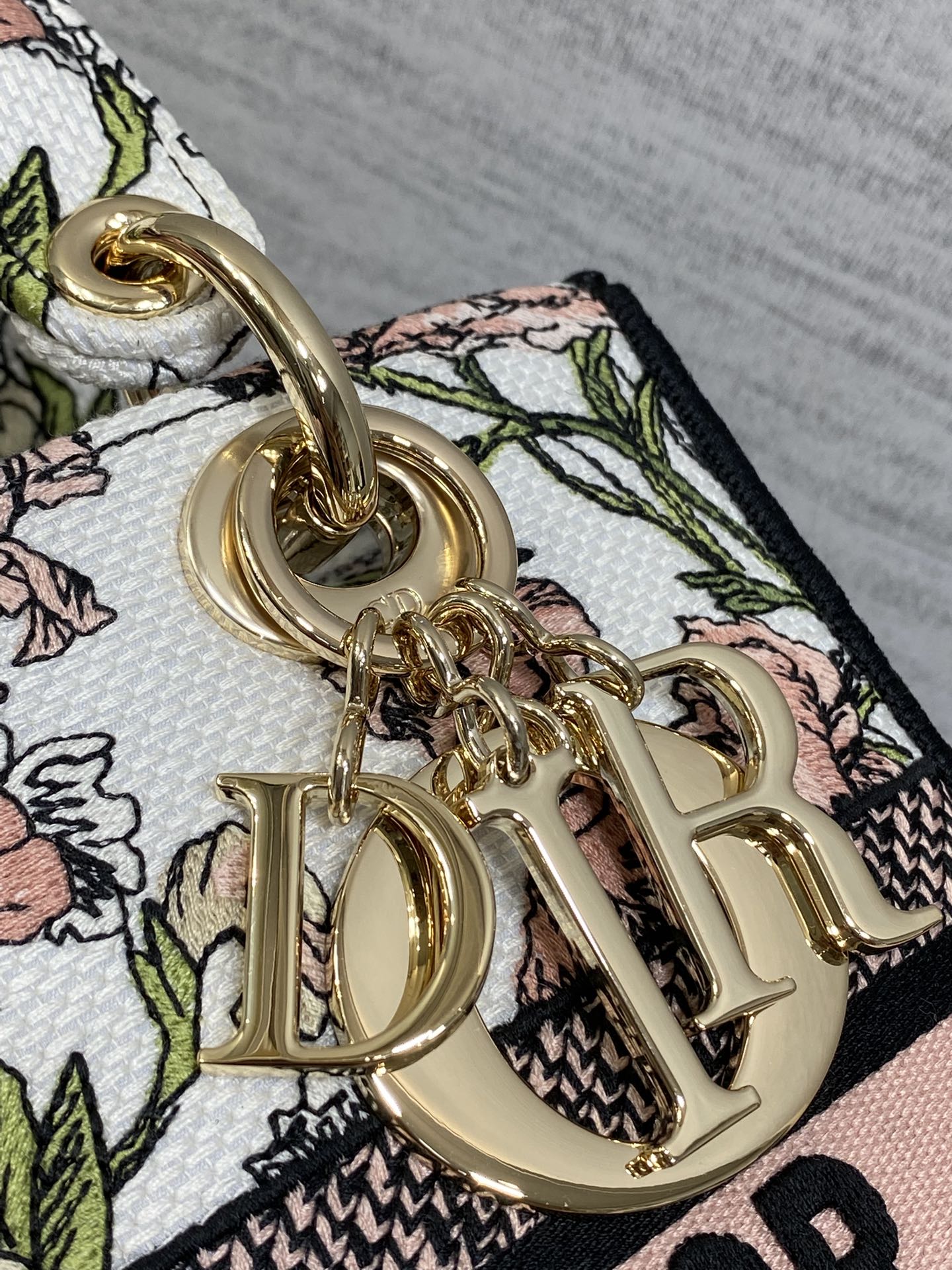 Dior高仿花卉托特包 白底粉綠刺繡 女士氣質百搭設計| 13 Dior高仿花卉托特包 白底粉綠刺繡 女士氣質百搭設計
