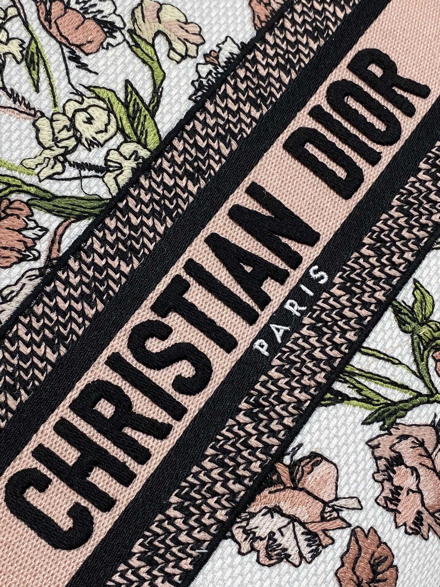 Dior高仿花卉托特包 白底粉綠刺繡 女士氣質百搭設計| 12 Dior高仿花卉托特包 白底粉綠刺繡 女士氣質百搭設計