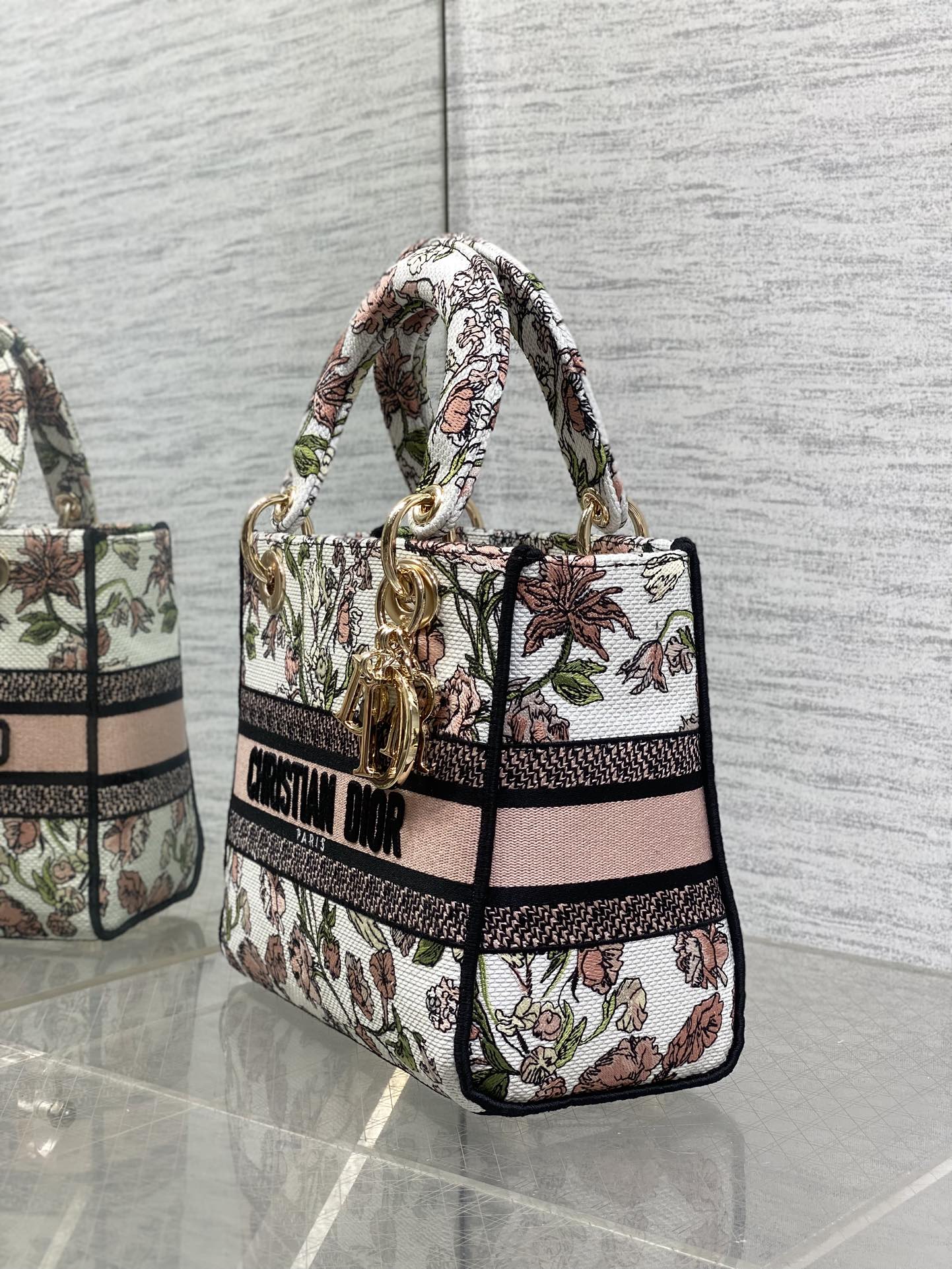 Dior高仿花卉托特包 白底粉綠刺繡 女士氣質百搭設計| 10 Dior高仿花卉托特包 白底粉綠刺繡 女士氣質百搭設計