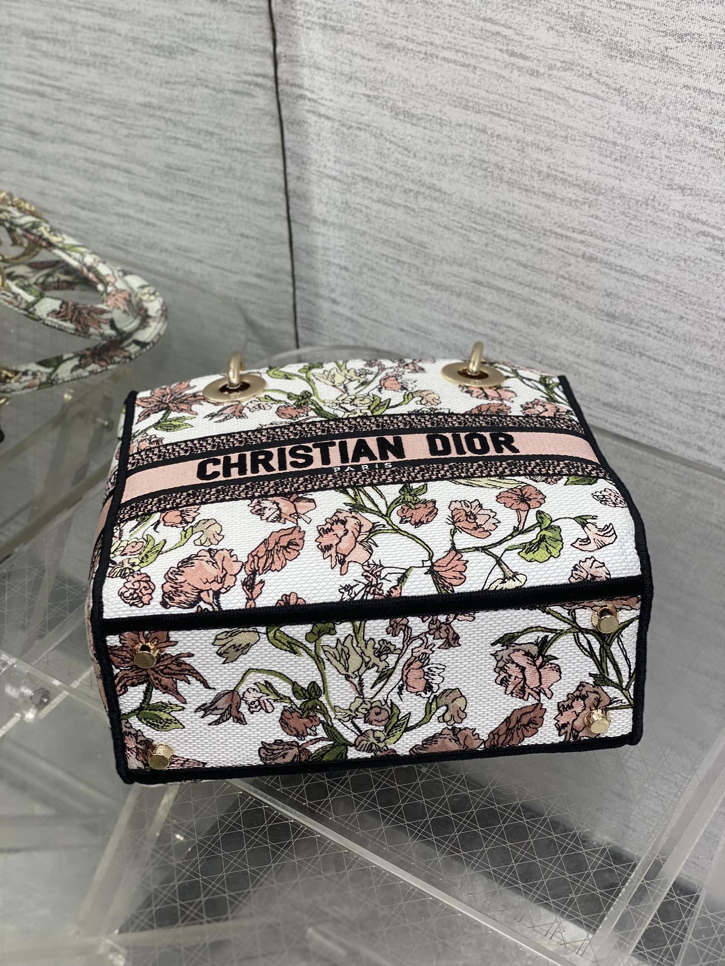 Dior高仿花卉托特包 白底粉綠刺繡 女士氣質百搭設計| 9 Dior高仿花卉托特包 白底粉綠刺繡 女士氣質百搭設計