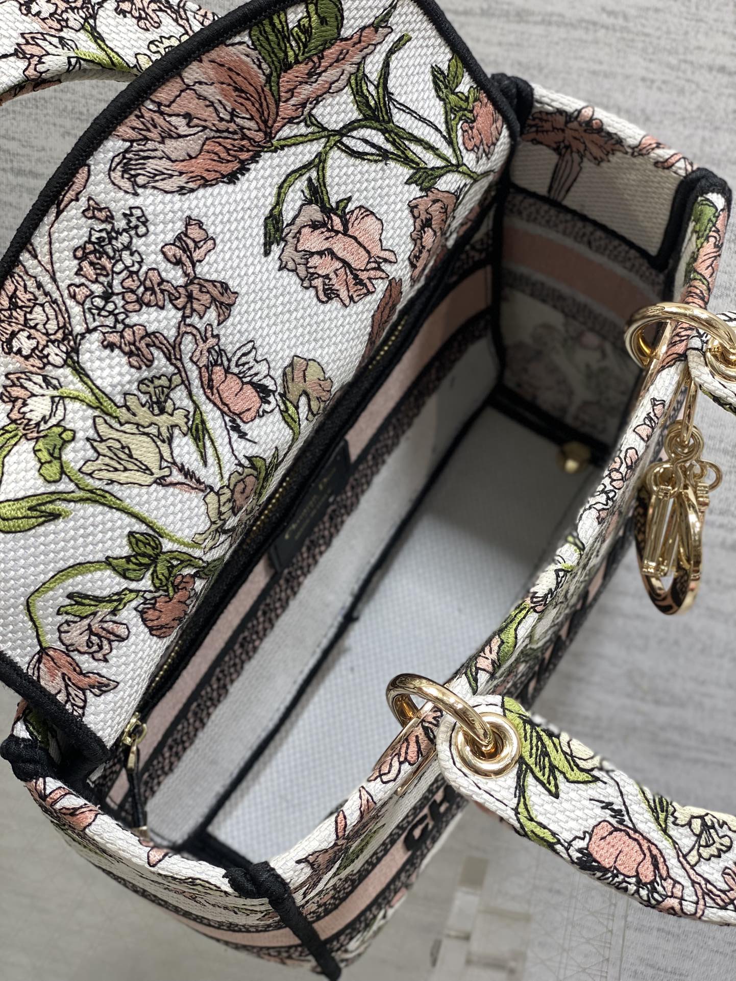 Dior高仿花卉托特包 白底粉綠刺繡 女士氣質百搭設計| 8 Dior高仿花卉托特包 白底粉綠刺繡 女士氣質百搭設計