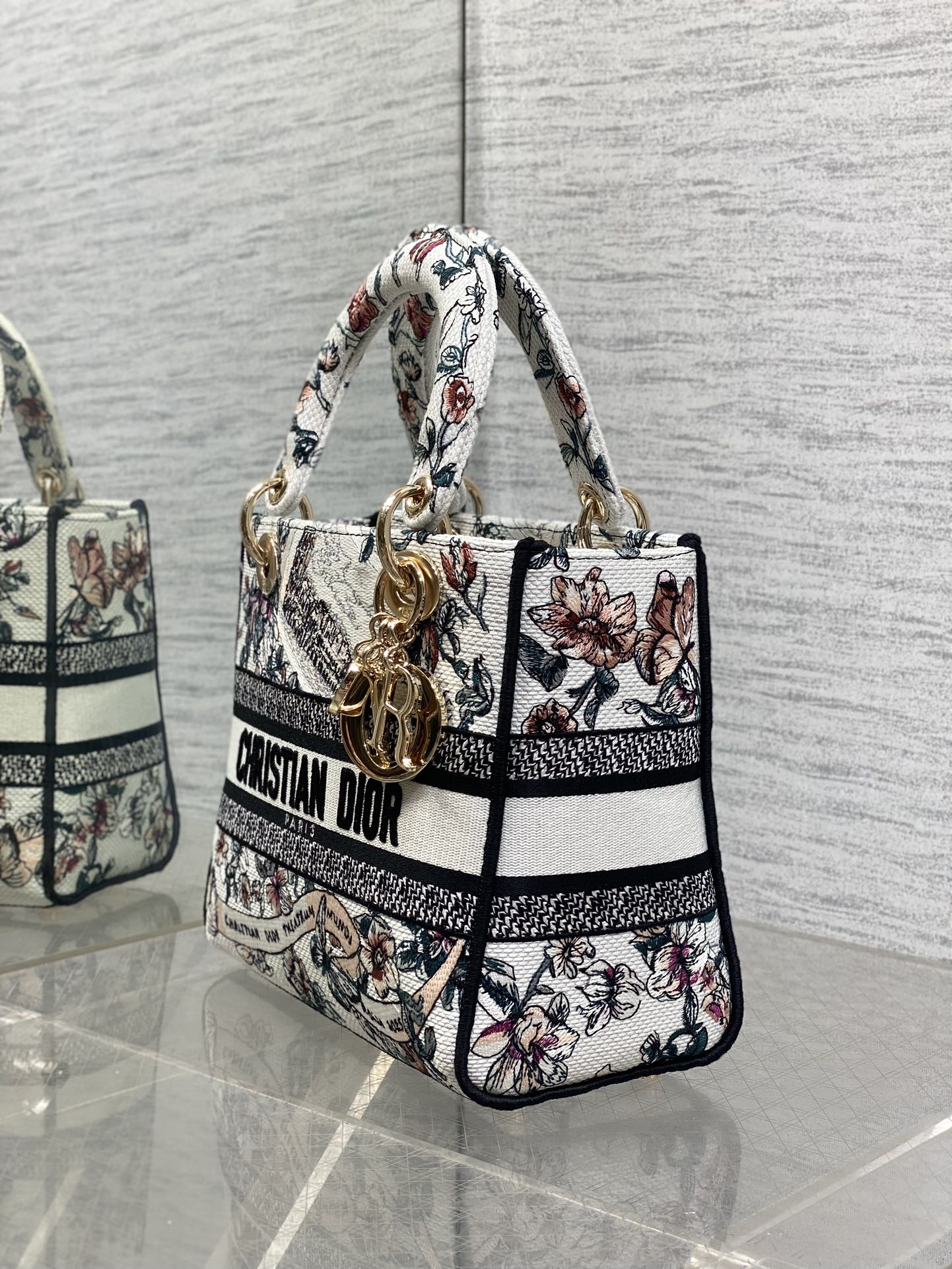 Dior原單花卉地圖托特包 女用白底彩圖款式 巴黎限定風格| 10 Dior原單花卉地圖托特包 女用白底彩圖款式 巴黎限定風格