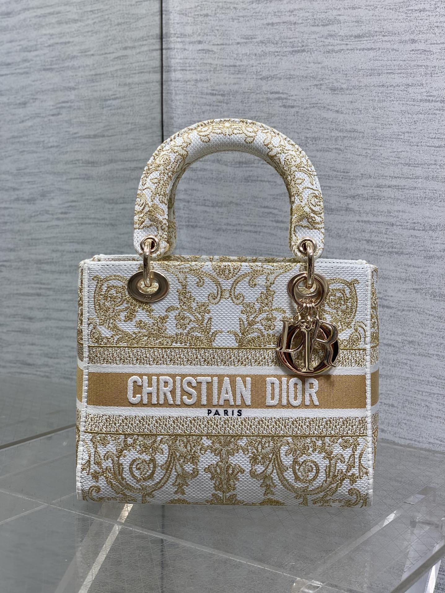 Dior高仿金線刺繡托特包 女款白底宮廷風設計 奢華典雅| 14 Dior高仿金線刺繡托特包 女款白底宮廷風設計 奢華典雅