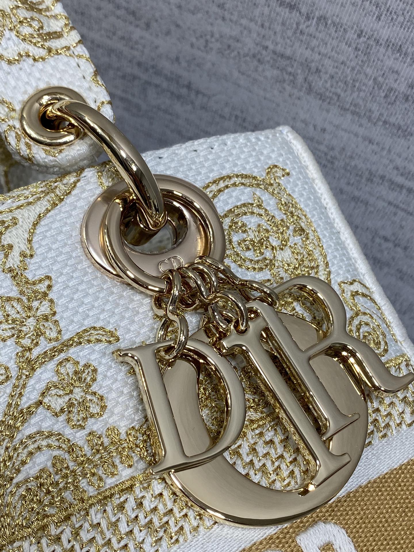 Dior高仿金線刺繡托特包 女款白底宮廷風設計 奢華典雅| 13 Dior高仿金線刺繡托特包 女款白底宮廷風設計 奢華典雅