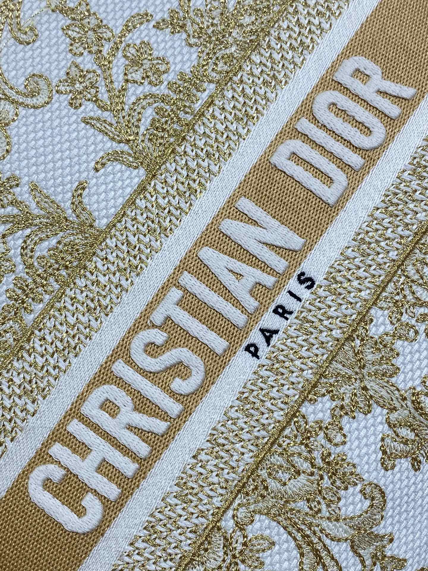 Dior高仿金線刺繡托特包 女款白底宮廷風設計 奢華典雅| 12 Dior高仿金線刺繡托特包 女款白底宮廷風設計 奢華典雅