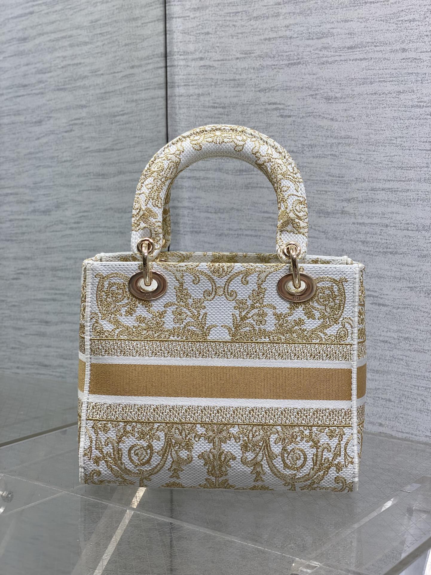 Dior高仿金線刺繡托特包 女款白底宮廷風設計 奢華典雅| 11 Dior高仿金線刺繡托特包 女款白底宮廷風設計 奢華典雅