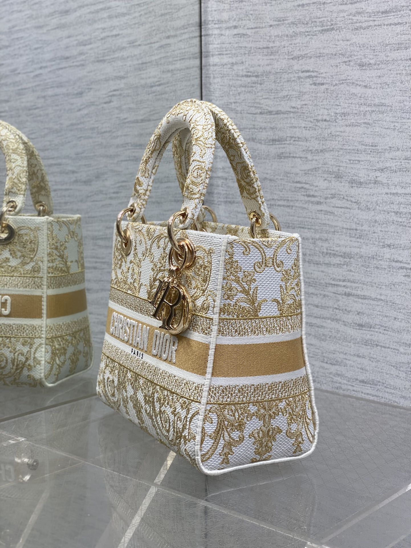 Dior高仿金線刺繡托特包 女款白底宮廷風設計 奢華典雅| 10 Dior高仿金線刺繡托特包 女款白底宮廷風設計 奢華典雅