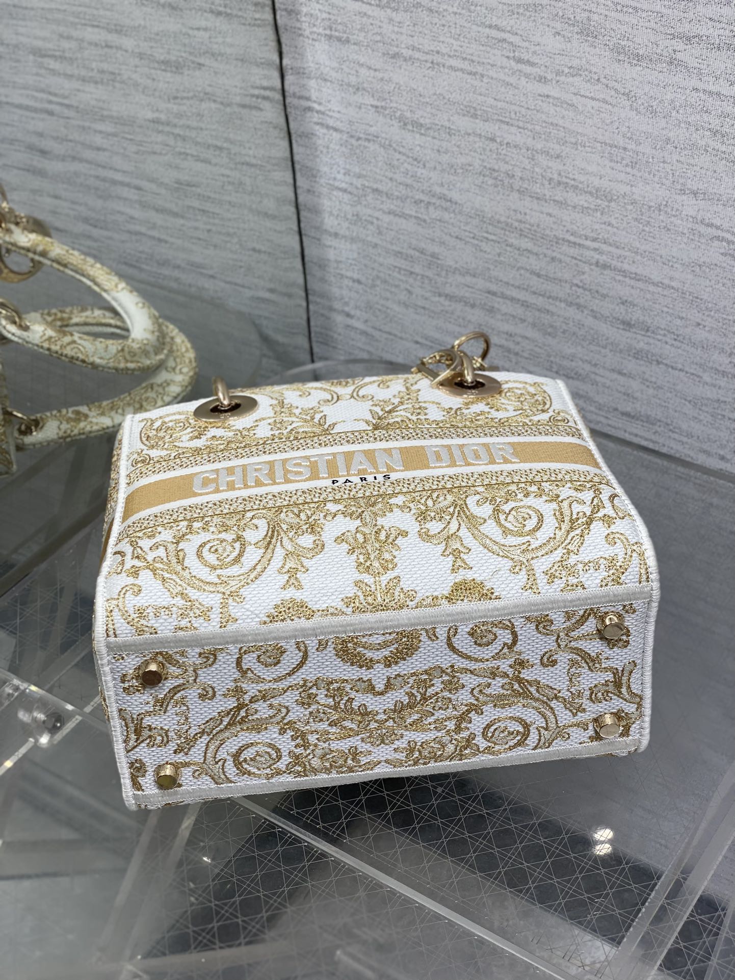 Dior高仿金線刺繡托特包 女款白底宮廷風設計 奢華典雅| 9 Dior高仿金線刺繡托特包 女款白底宮廷風設計 奢華典雅
