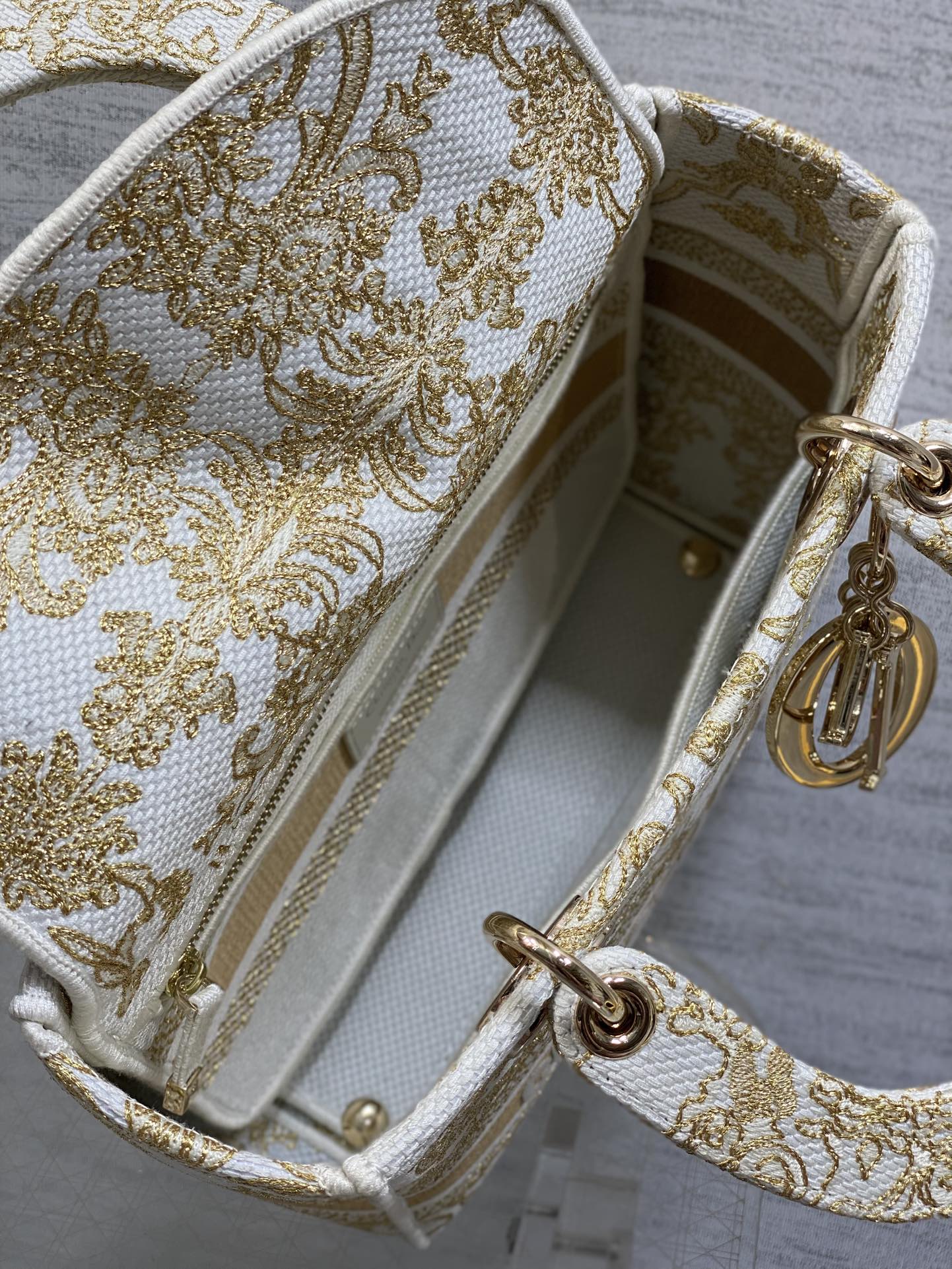 Dior高仿金線刺繡托特包 女款白底宮廷風設計 奢華典雅| 8 Dior高仿金線刺繡托特包 女款白底宮廷風設計 奢華典雅