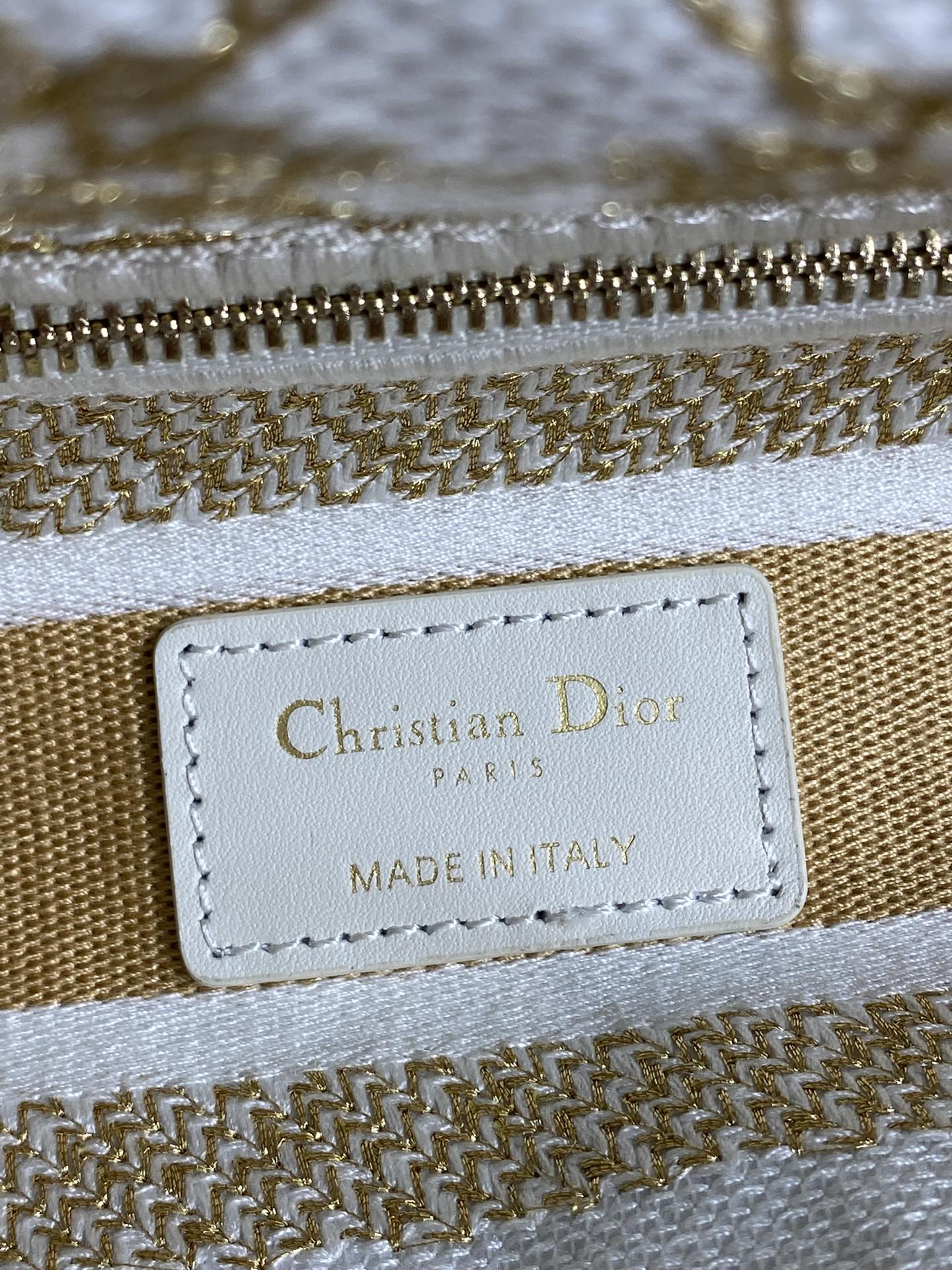 Dior高仿金線刺繡托特包 女款白底宮廷風設計 奢華典雅| 7 Dior高仿金線刺繡托特包 女款白底宮廷風設計 奢華典雅