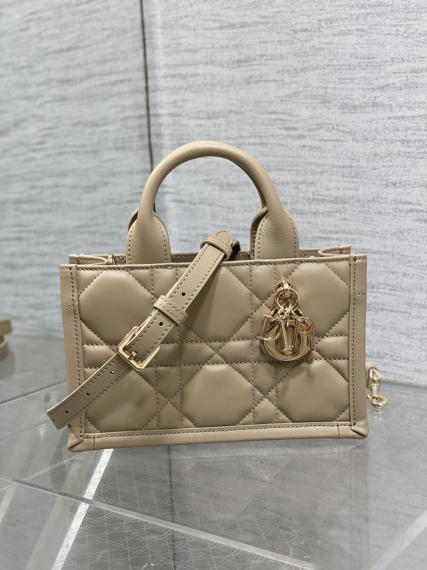 Dior 高仿迷你Lady D-Joy手提包 焦糖羊皮小包 金扣百搭款| 14 Dior 高仿迷你Lady D-Joy手提包 焦糖羊皮小包 金扣百搭款
