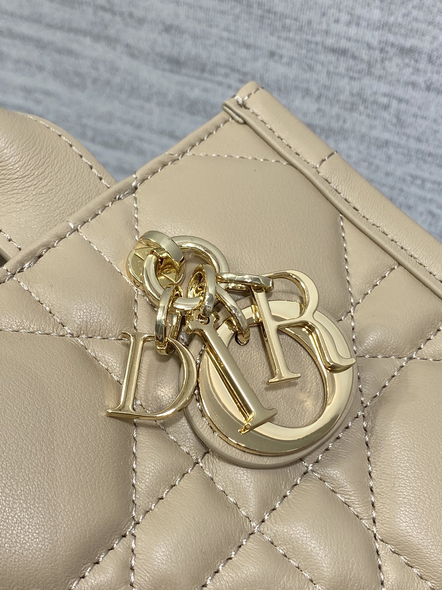 Dior 高仿迷你Lady D-Joy手提包 焦糖羊皮小包 金扣百搭款| 13 Dior 高仿迷你Lady D-Joy手提包 焦糖羊皮小包 金扣百搭款