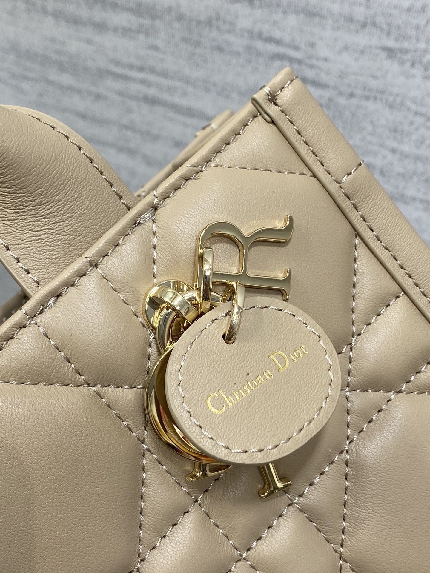 Dior 高仿迷你Lady D-Joy手提包 焦糖羊皮小包 金扣百搭款| 12 Dior 高仿迷你Lady D-Joy手提包 焦糖羊皮小包 金扣百搭款