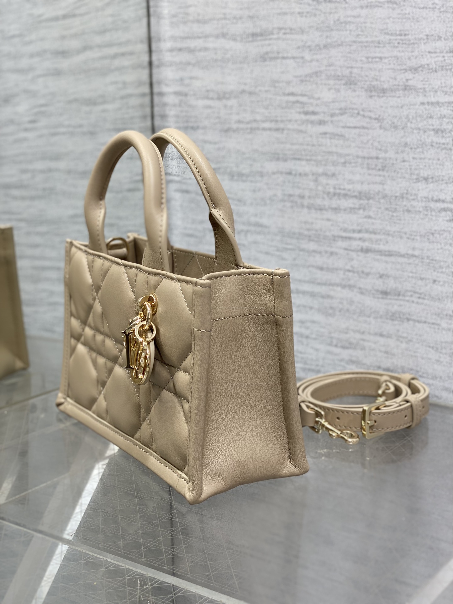 Dior 高仿迷你Lady D-Joy手提包 焦糖羊皮小包 金扣百搭款| 10 Dior 高仿迷你Lady D-Joy手提包 焦糖羊皮小包 金扣百搭款