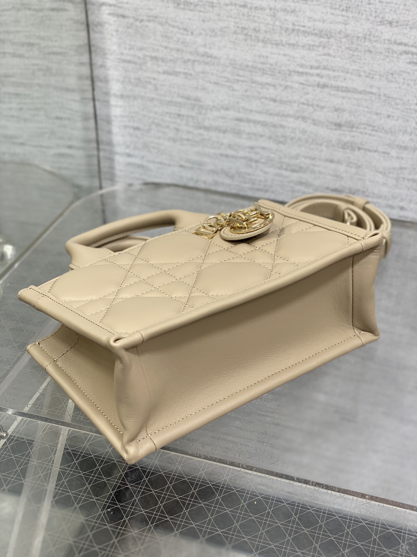 Dior 高仿迷你Lady D-Joy手提包 焦糖羊皮小包 金扣百搭款| 9 Dior 高仿迷你Lady D-Joy手提包 焦糖羊皮小包 金扣百搭款