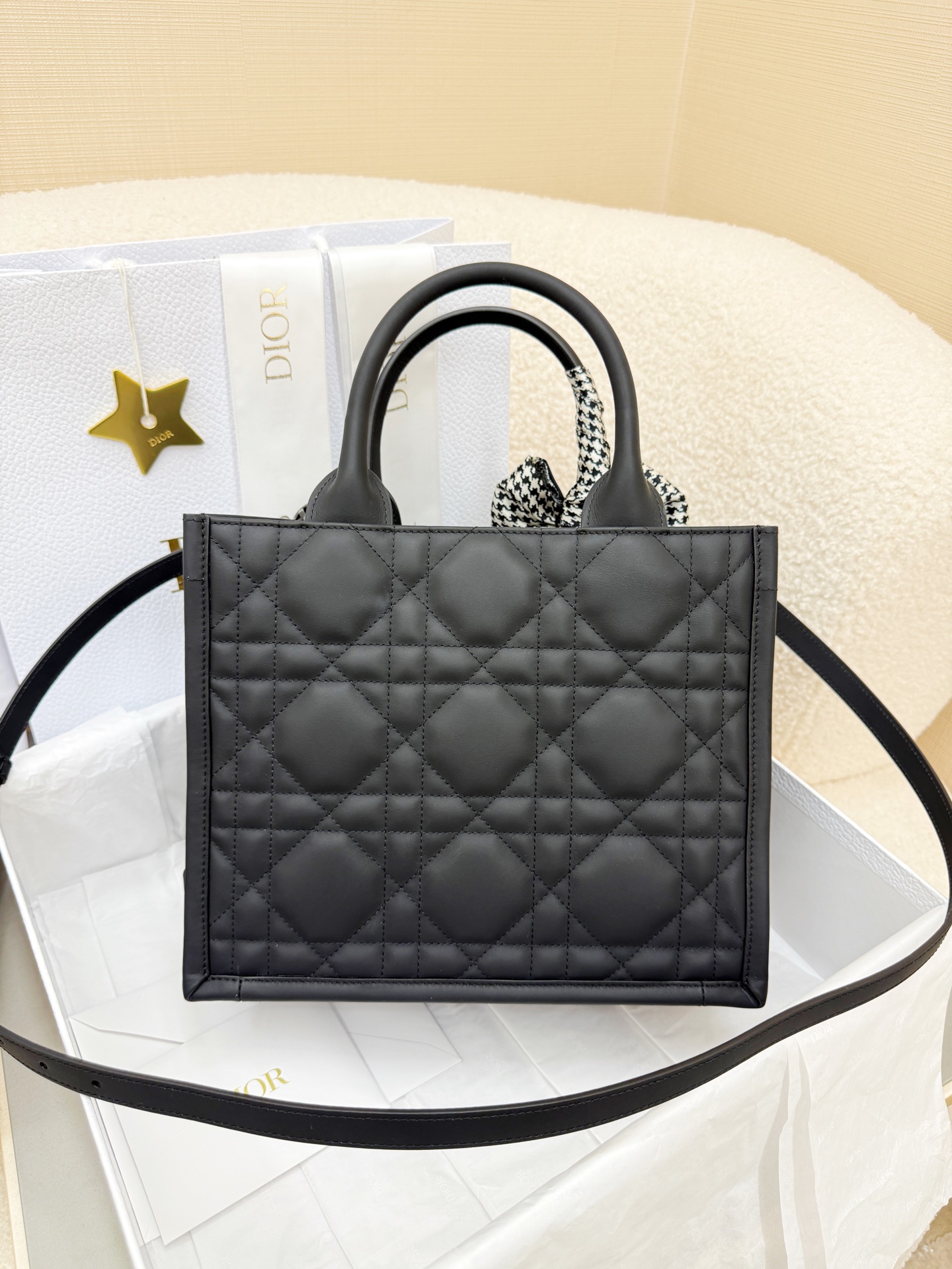 Dior 高仿Lady D-Joy黑色手提包 緞面質感附飾結 優雅造型| 14 Dior 高仿Lady D-Joy黑色手提包 緞面質感附飾結 優雅造型