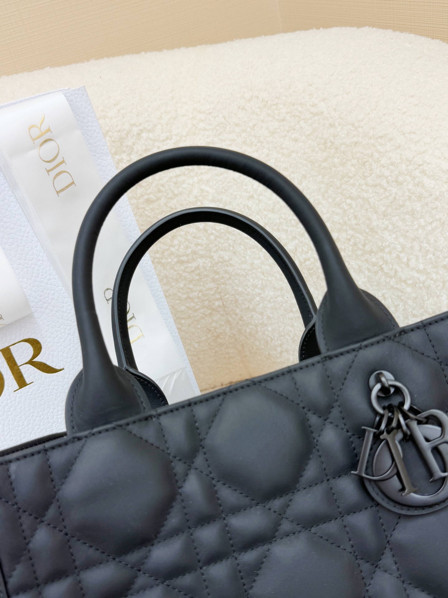 Dior 高仿Lady D-Joy黑色手提包 緞面質感附飾結 優雅造型| 12 Dior 高仿Lady D-Joy黑色手提包 緞面質感附飾結 優雅造型