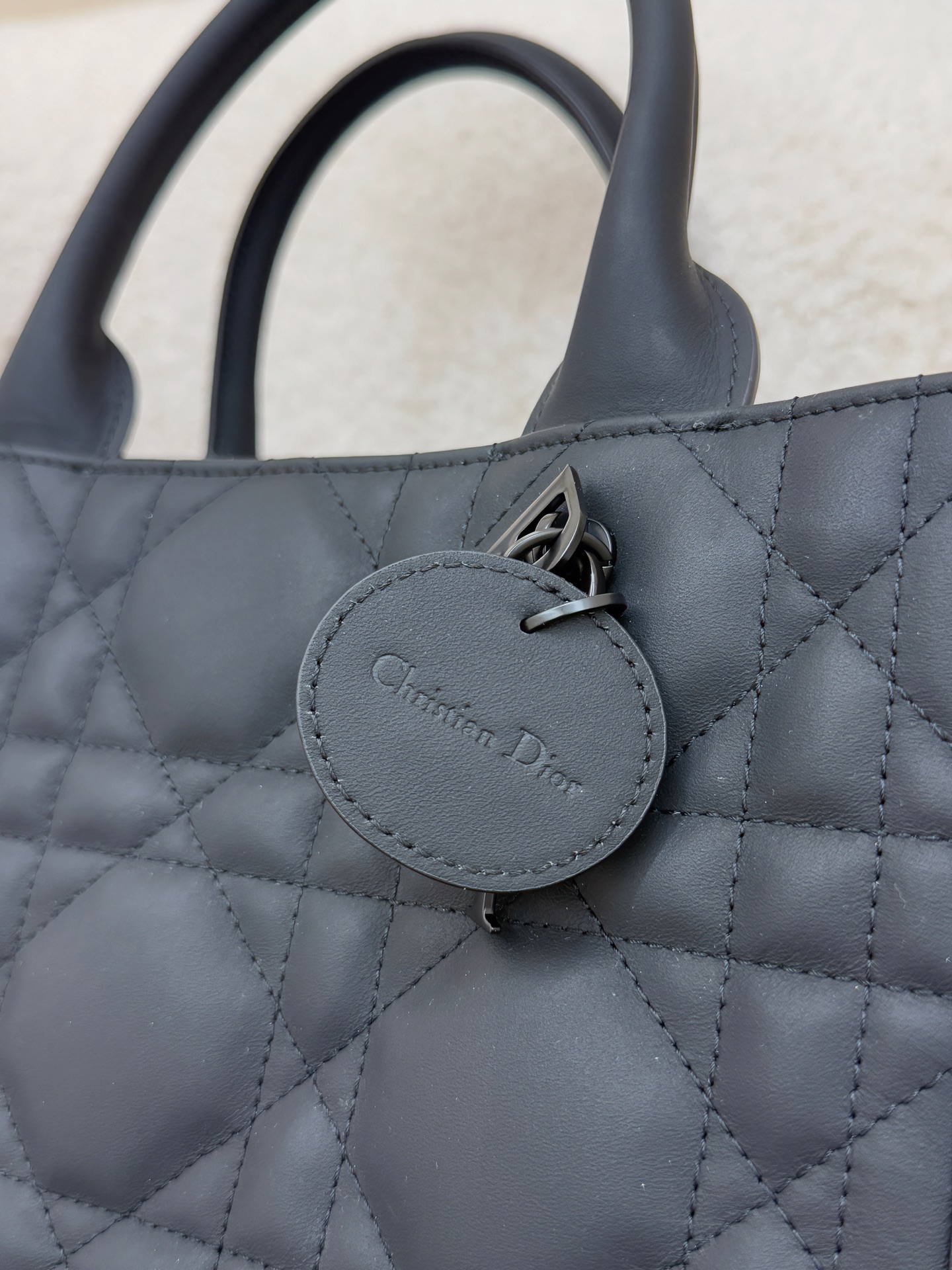 Dior 高仿Lady D-Joy黑色手提包 緞面質感附飾結 優雅造型| 11 Dior 高仿Lady D-Joy黑色手提包 緞面質感附飾結 優雅造型