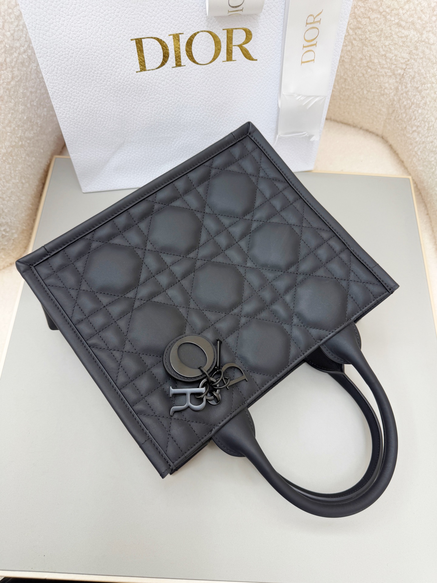 Dior 高仿Lady D-Joy黑色手提包 緞面質感附飾結 優雅造型| 10 Dior 高仿Lady D-Joy黑色手提包 緞面質感附飾結 優雅造型